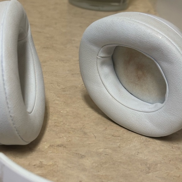 Beats by Dre Over-Ear Headphones - Black and Red - Picture 6 of 6